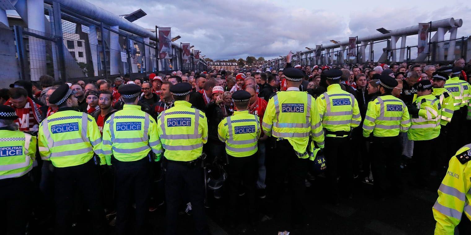 Brittisk polis hindrar Köln-supportrar utan biljetter att ta sig fram till Emirates Stadium inför Europa League-matchen mot Arsenal.