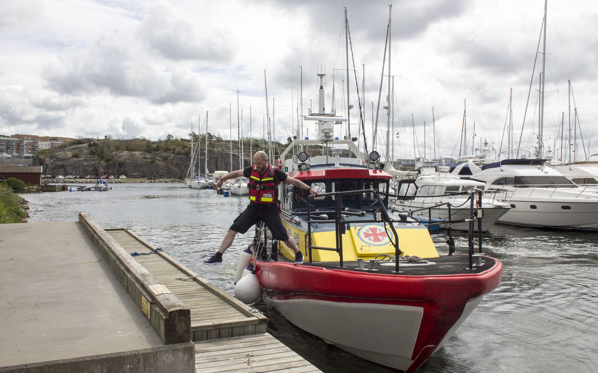 Sjöräddningssällskapet bärgade den havererade båten från Nordkoster till Strömstad.