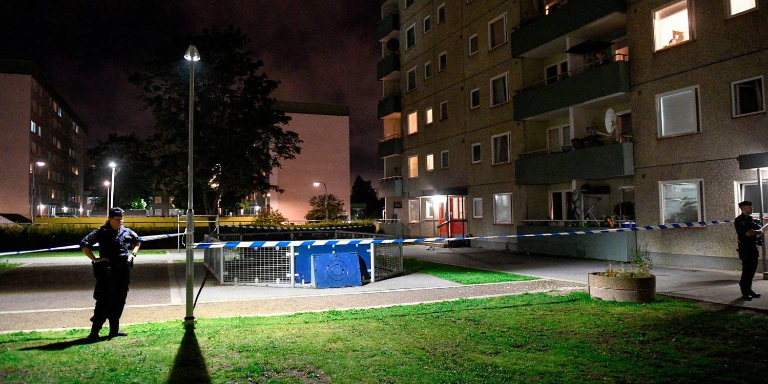 En man har anhållits misstänkt för att vara inblandad i mordet på en man i Tensta i nordvästra Stockholm.