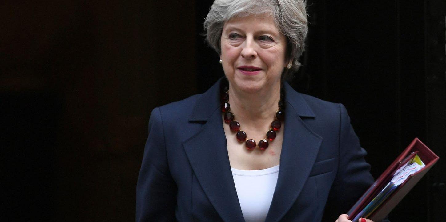 Premiärminister Theresa May kritiserar Ryssland, som svarar med att hon bara försöker avleda uppmärksamhet från problemen på hemmaplan.