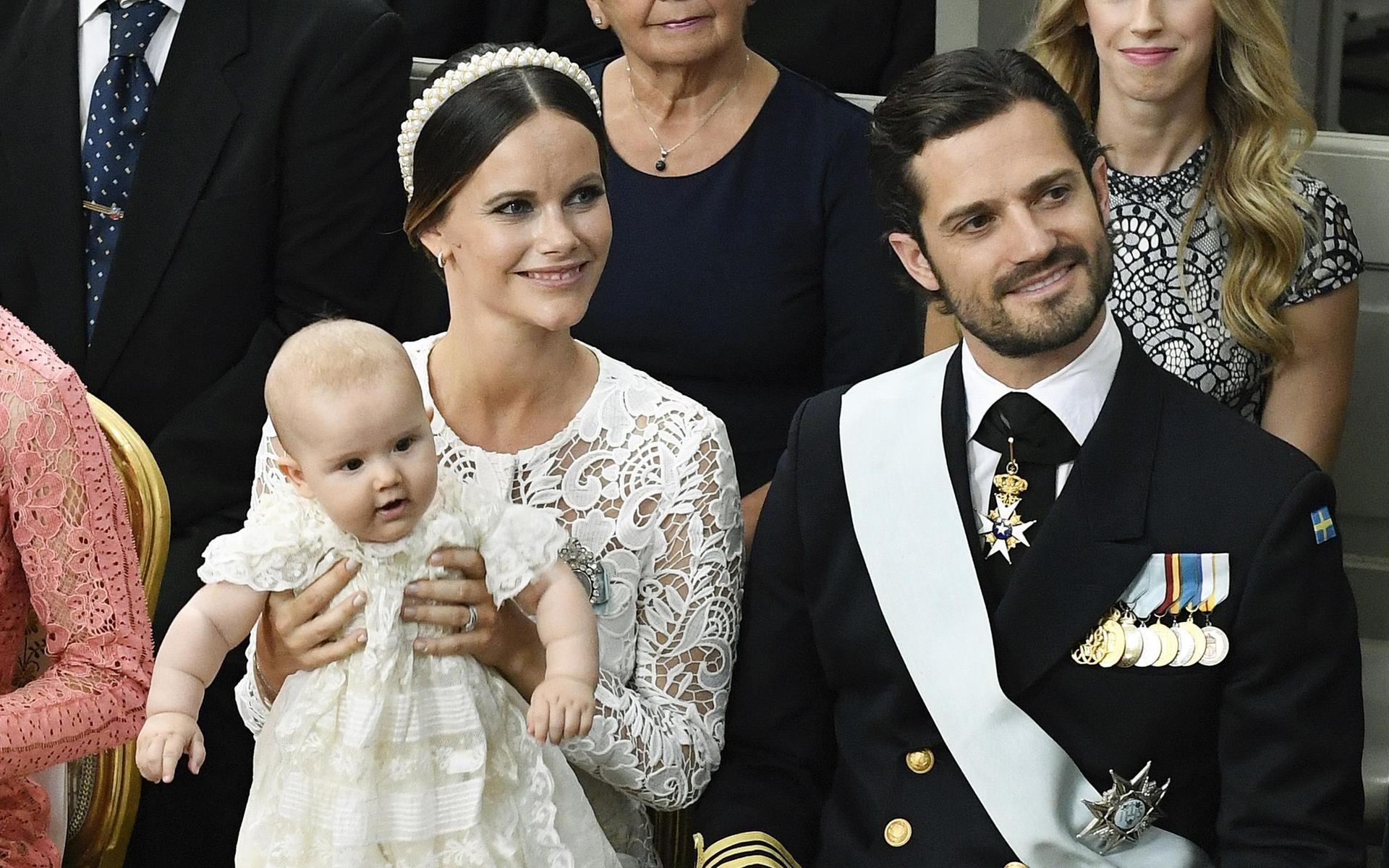 Prinsessan Sofia och prins Carl Philip med prins Alexander under hans dop i Drottningholms slottskyrka fredagen den 9 september 2016. Arkivbild.
