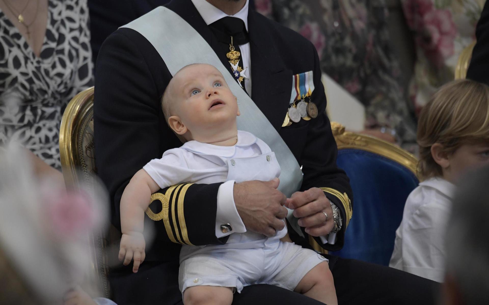 Prins Carl Philip med prins Gabriel i Drottningholms slottskyrka 2018. 