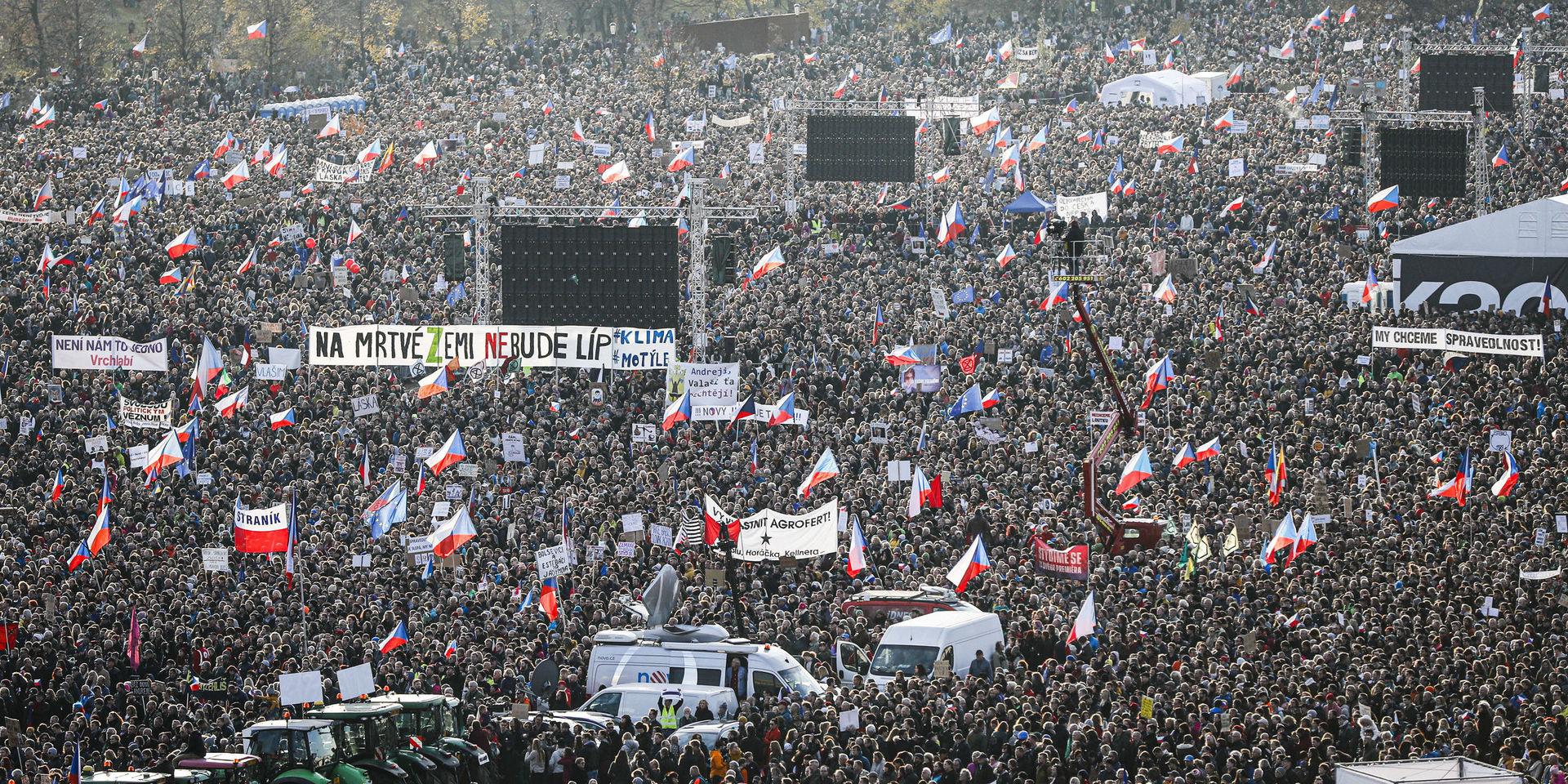 Protester mot Babis och hans regering i Prag den 16 november.
