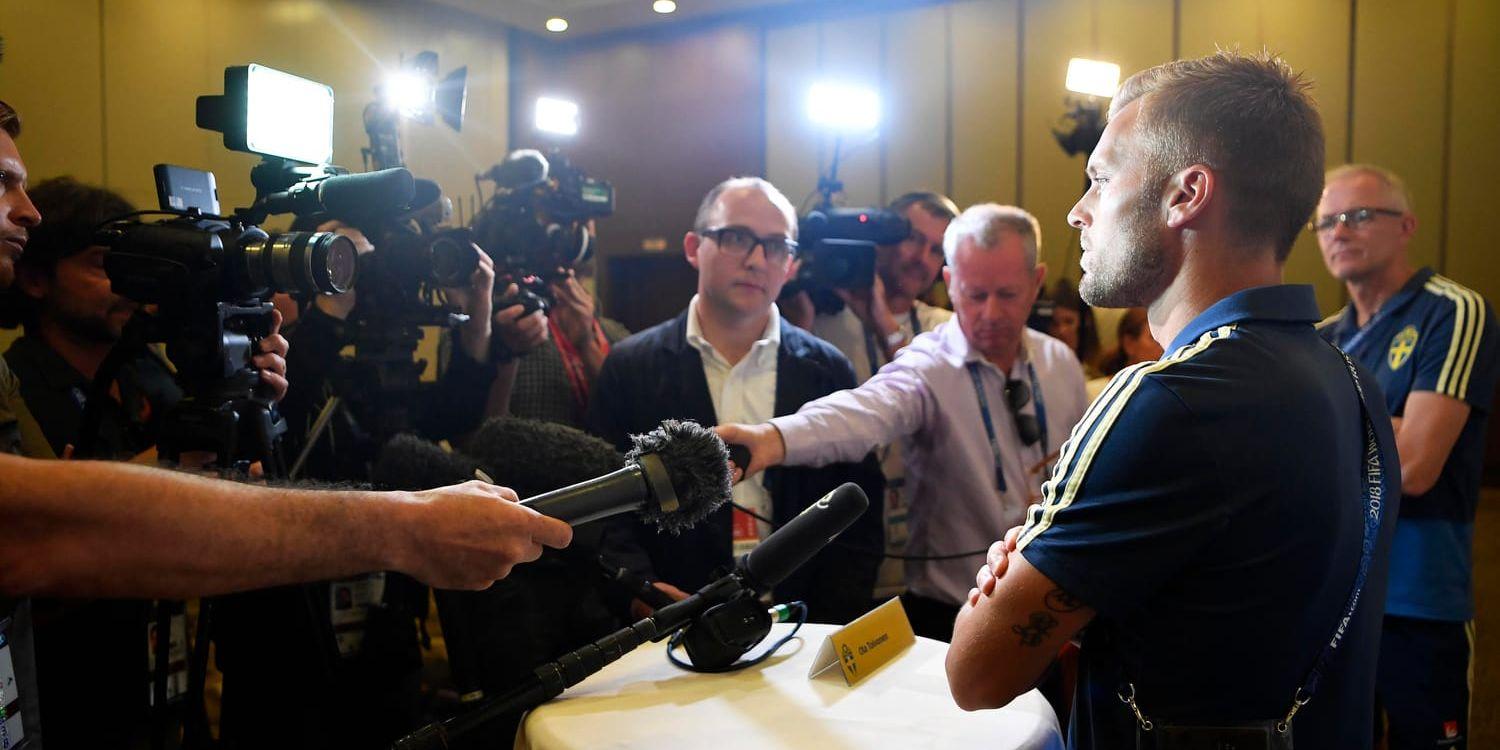 Sebastian Larsson intervjuas av internationella medier inför lördagens VM-kvartsfinal mot England.