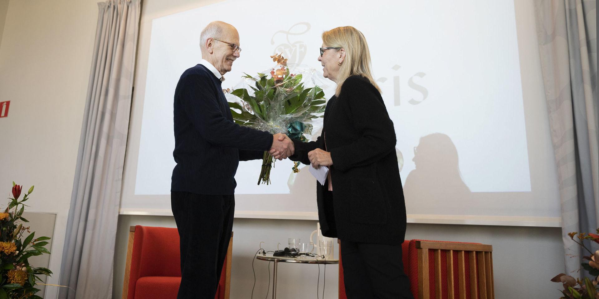 Jan Stolpe presenteras som årets mottagare av Svenska förläggareföreningens hederspris vid en pressträff i Stockholm. 