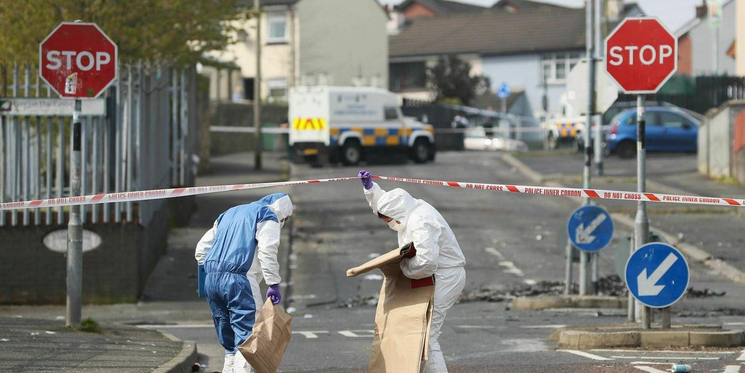 Polisens tekniker arbetar på mordplatsen i Londonderry.