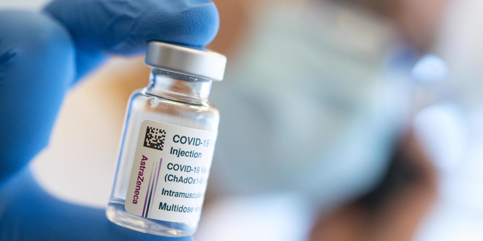 Den europeiska läkemedelsmyndigheten utreder fortfarande om det finns ett samband mellan Astra Zenecas vaccin mot covid-19 och de blodproppar som konstaterats hos ett antal vaccinerade. Arkivbild.