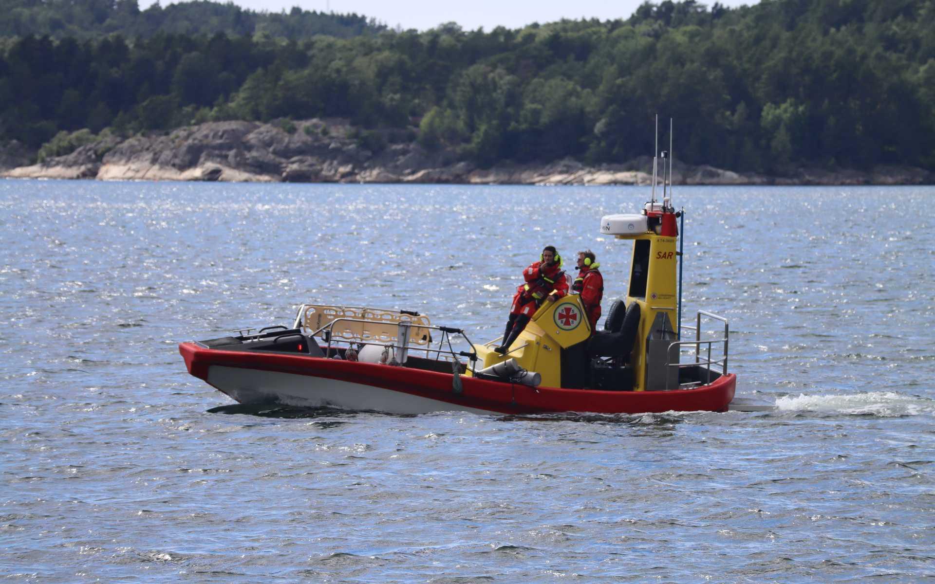 Stor sökinsats pågick i Gullmarsfjorden efter försvunna dykare på söndagen. En man hittades avliden och ytterligare en dykare är fortfarande försvunnen.