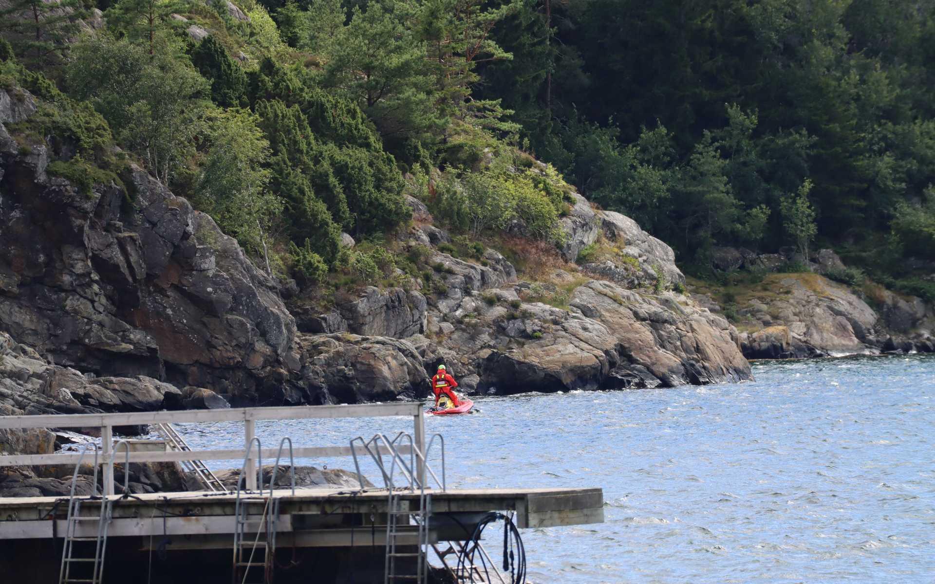 Stor sökinsats pågick i Gullmarsfjorden efter försvunna dykare på söndagen. En man hittades avliden och ytterligare en dykare är fortfarande försvunnen.