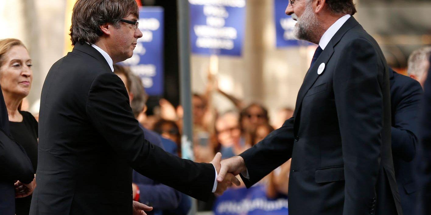 Spaniens premiärminister Mariano Rajoy (t h) skakar hand med Kataloniens regionpresident Carles Puigdemont. Måste båda bort för att den spanskkatalanska ska kunna lösas? Arkivbild.