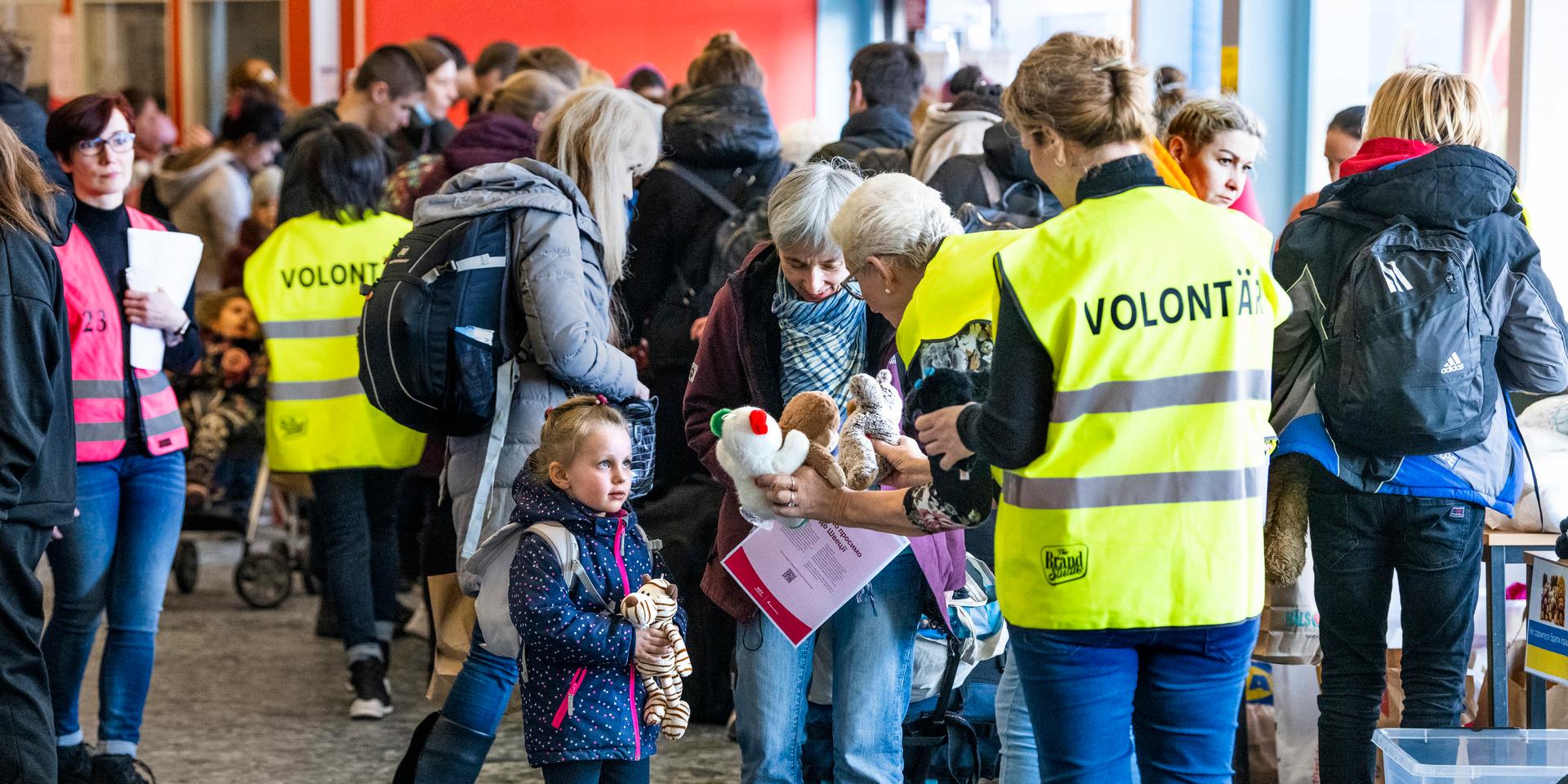 Många av flyktingar från Ukraina anländer med Polenfärjan till terminalen i Nynäshamn i Stockholm.