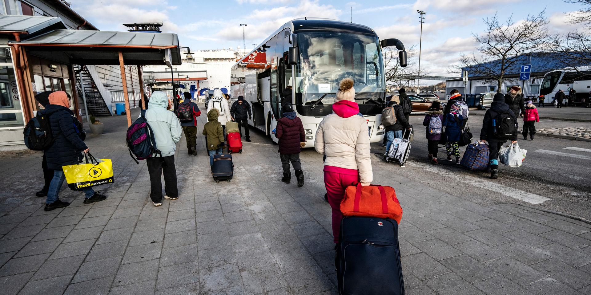 Flera som tagit sig till Sverige har kommit via hamnen i Karlskrona. Sedan får de åka buss vidare till andra orter i Sverige därifrån.
