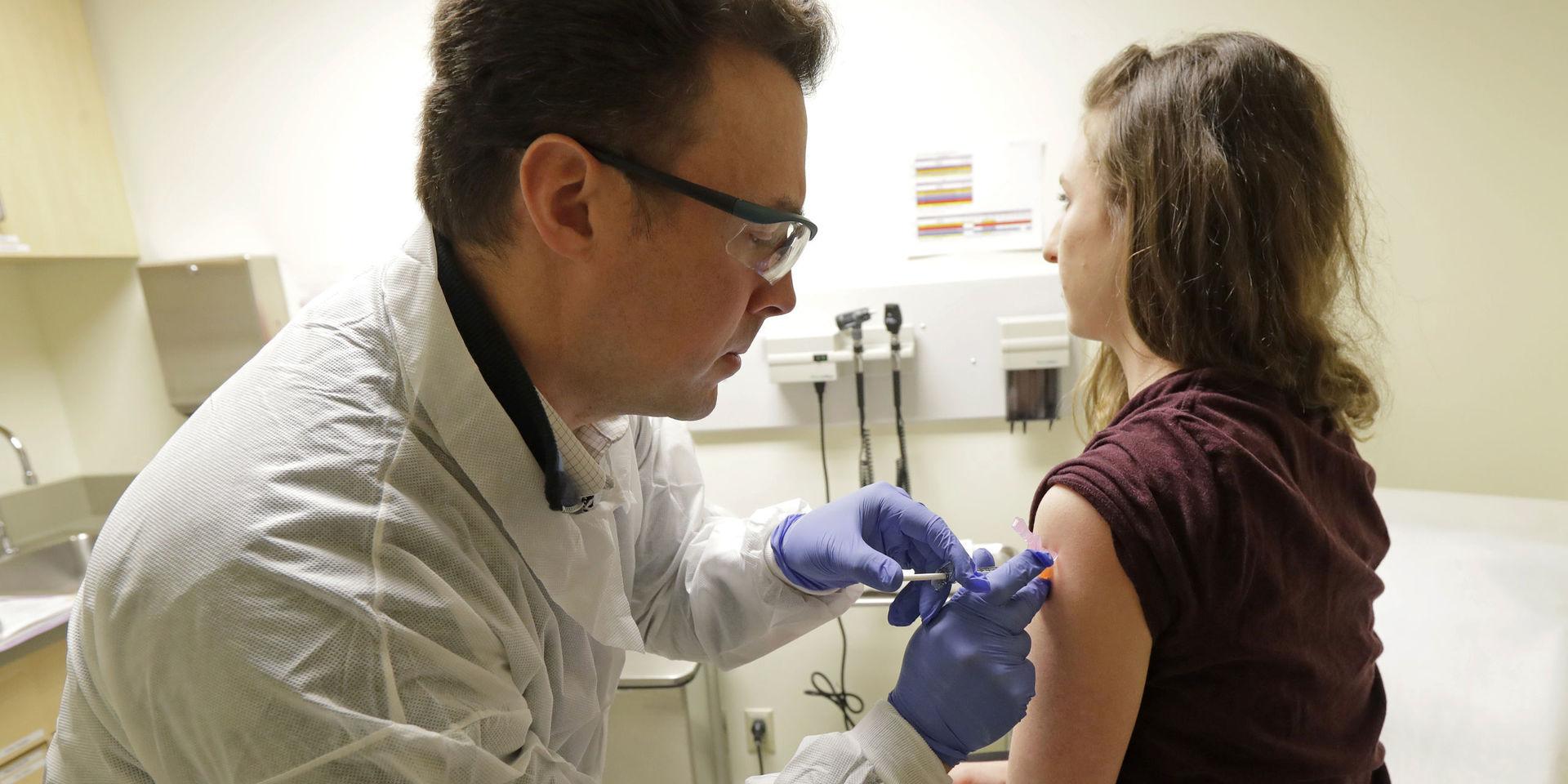 De första mänskliga testerna av vaccinet skedde under måndagen i USA.