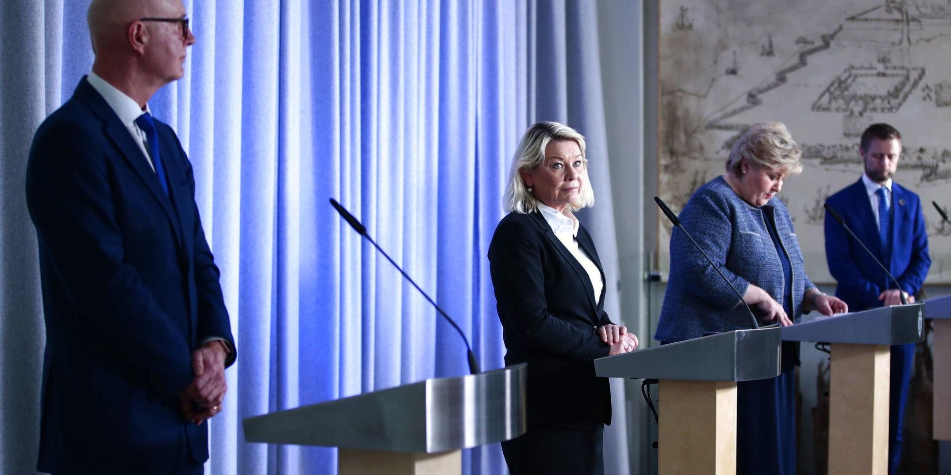 Bjørn Guldvog deltar ofta vid dagliga presskonferenser om coronaviruset i Norge, här närmast kameran, bredvid justitieminister Monica Mæland, statsminister Erna Solberg och hälsominister Bent Høie.