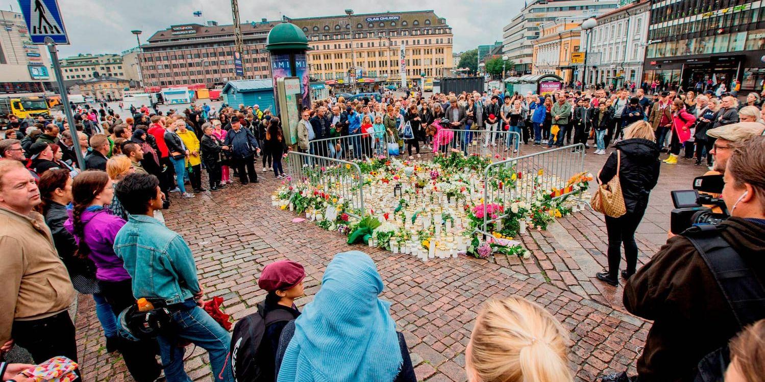Den avspärrade platsen på Salutorget i centrala Åbo där flera personer knivhöggs i en misstänkt terrorattack.