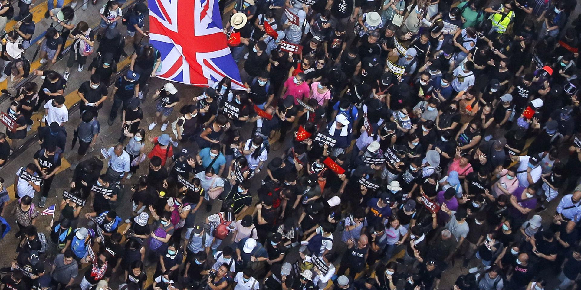Demonstranter viftade med den brittiska flaggan under protesterna i Hongkong på söndagen.