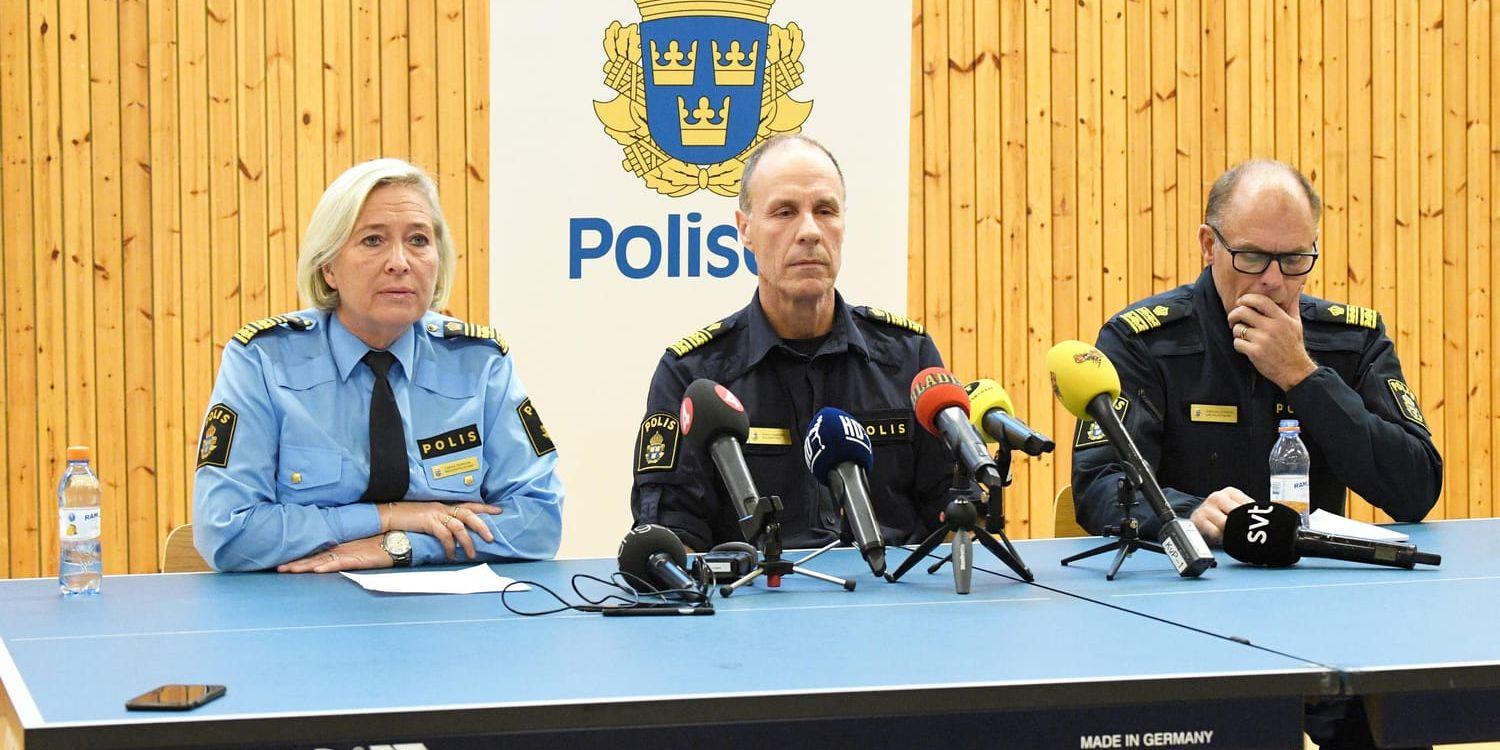 Carina Persson, chef för polisens region Syd, polisområdeschef Patric Heimbrand och lokalområdeschefen Sven Holgersson under pressträffen i Helsingborgs polishus.
