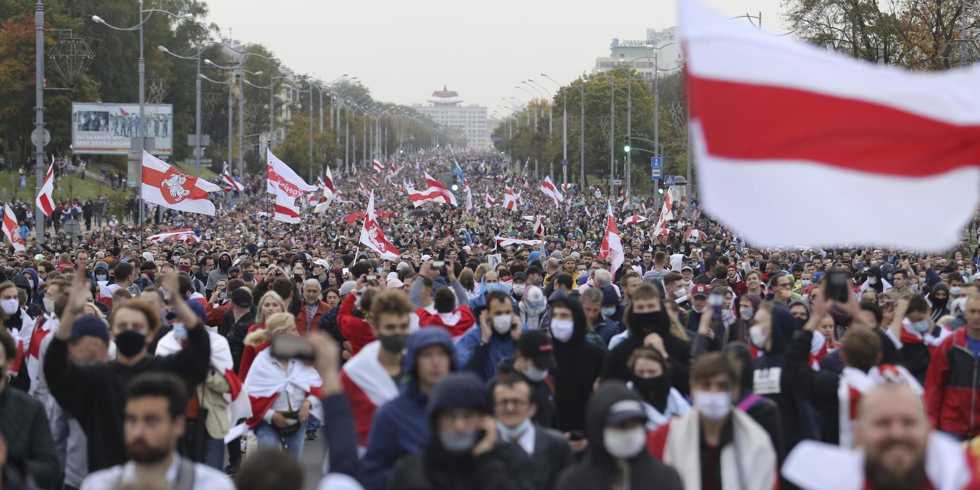 Tiotusentals människor gick ut på gatorna i huvudstaden Minsk och i andra belarusiska städer i helgen.