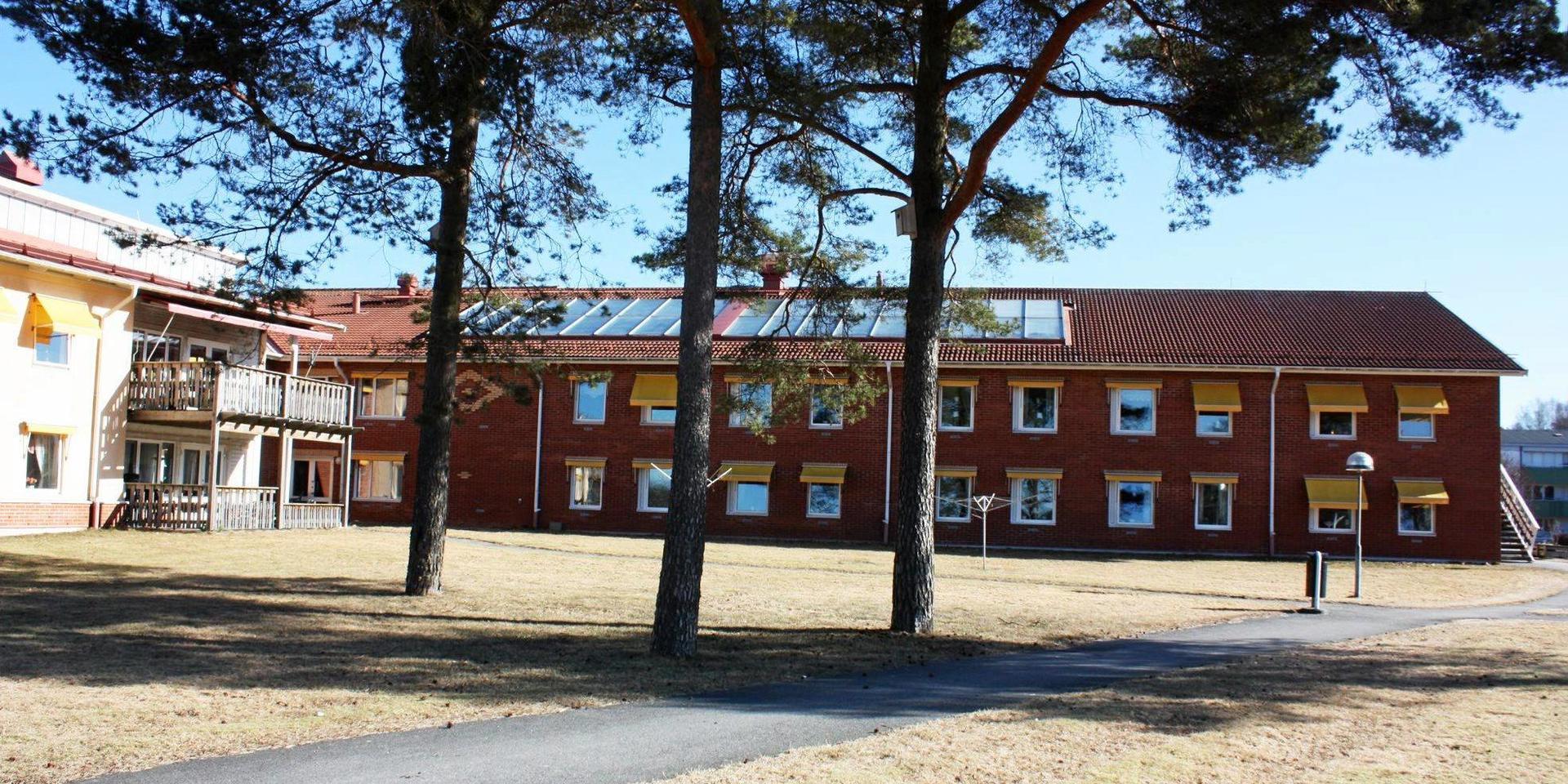 Hedegården är ett  av Tanums kommuns äldreboenden som nu begränsar besöken till de äldre hyresgästerna. (arkivbild) 