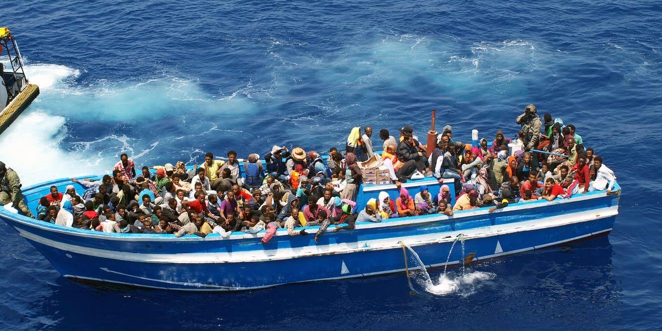 Över 139 000 personer kom i båtar till Europa över Medelhavet 2018. Här undsätts en migrantbåt av den svenska Kustbevakningens Poseidon 2015. Arkivbild.