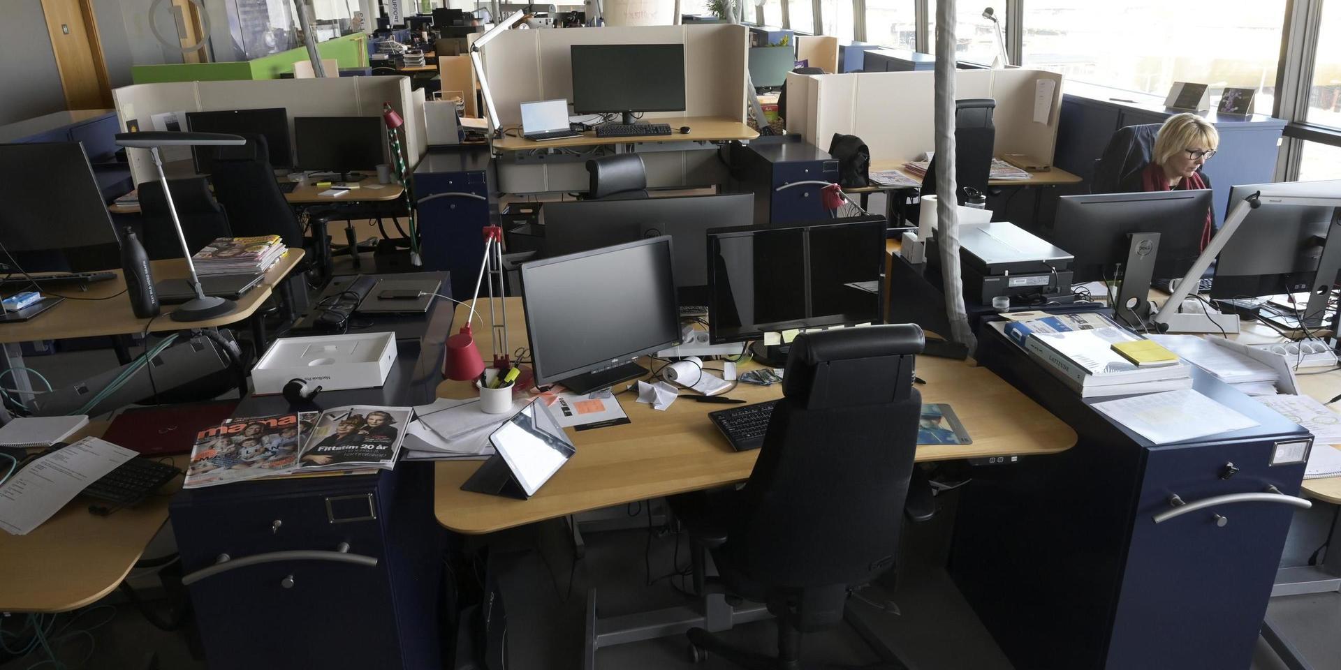 En ensam medarbetare jobbar på ett i övrigt öde kontor. Arkivbild.