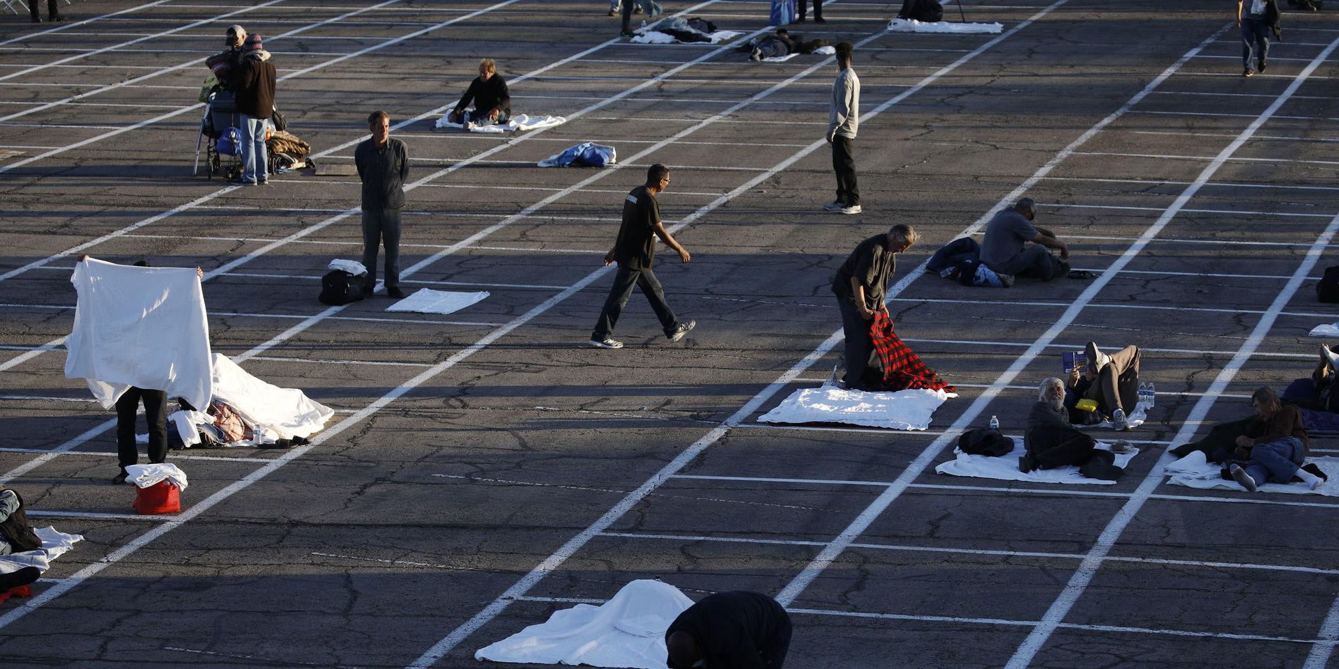 Hemlösa förbereder sig för att sova på de platser som de blivit tilldelade på en parkeringsplats i Las Vegas. 