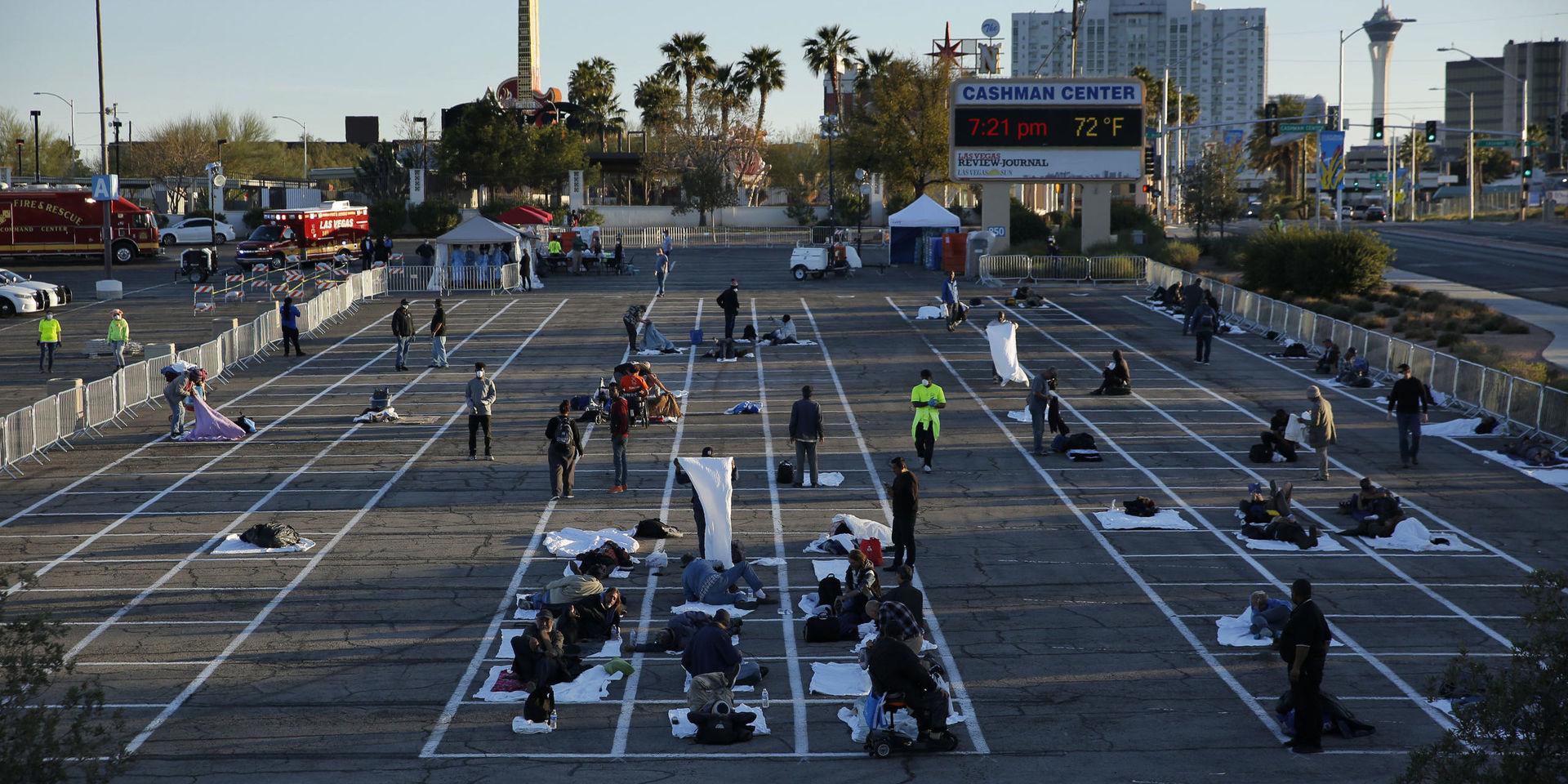 Hemlösa förbereder sig för att sova på de platser som de blivit tilldelade på en parkeringsplats i Las Vegas. 