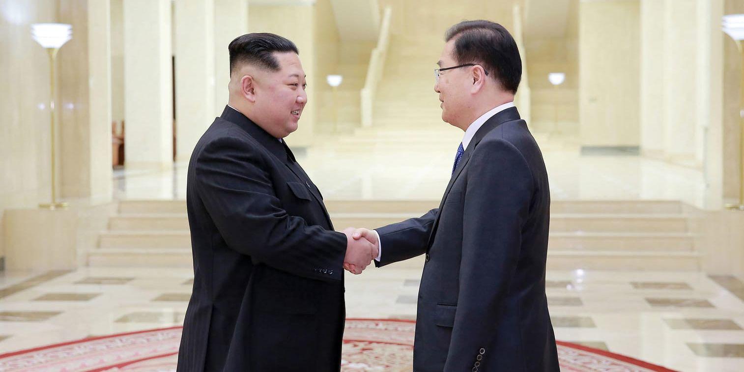 Nordkoreas ledare Kim Jong-Un skakar hand med Chung Eui-Yong, den sydkoreanske presidenten Moon Jae-Ins rådgivare i säkerhetsfrågor och ledare av den delegation som besökte Pyongyang.