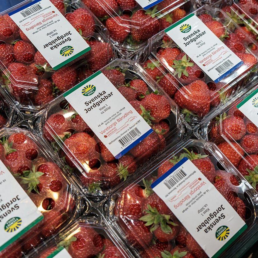 ”Sveriges godaste jordgubbar!”, säger butikschefen Thilda Möller.