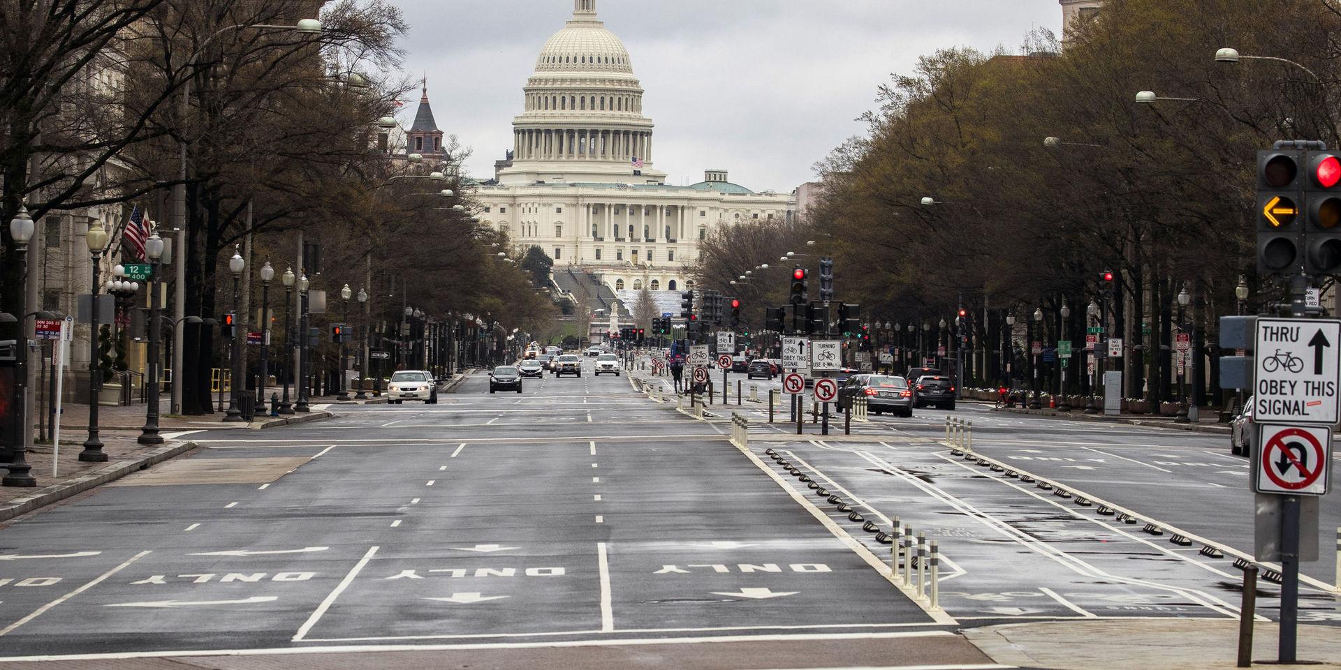Stillsamt på gatorna i Washington, där USA:s senat har godkänt det enorma stimulanspaketet.
