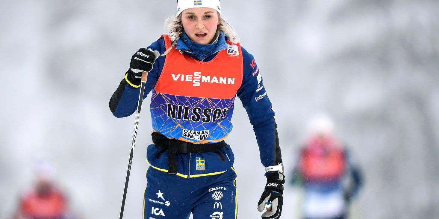 Stina Nilsson och de andra svenska åkarna testade skidorna på torsdagens frostbitna träning i finländska Ruka.