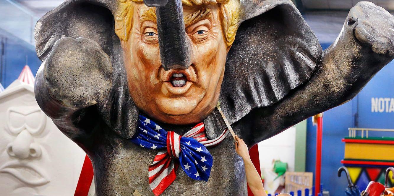 En målning i Tyskland som föreställer USA:s president Donald Trump med elefantsnabel. Han funderar på om det ska bli tillåtet att importera elefanttroféer till USA.