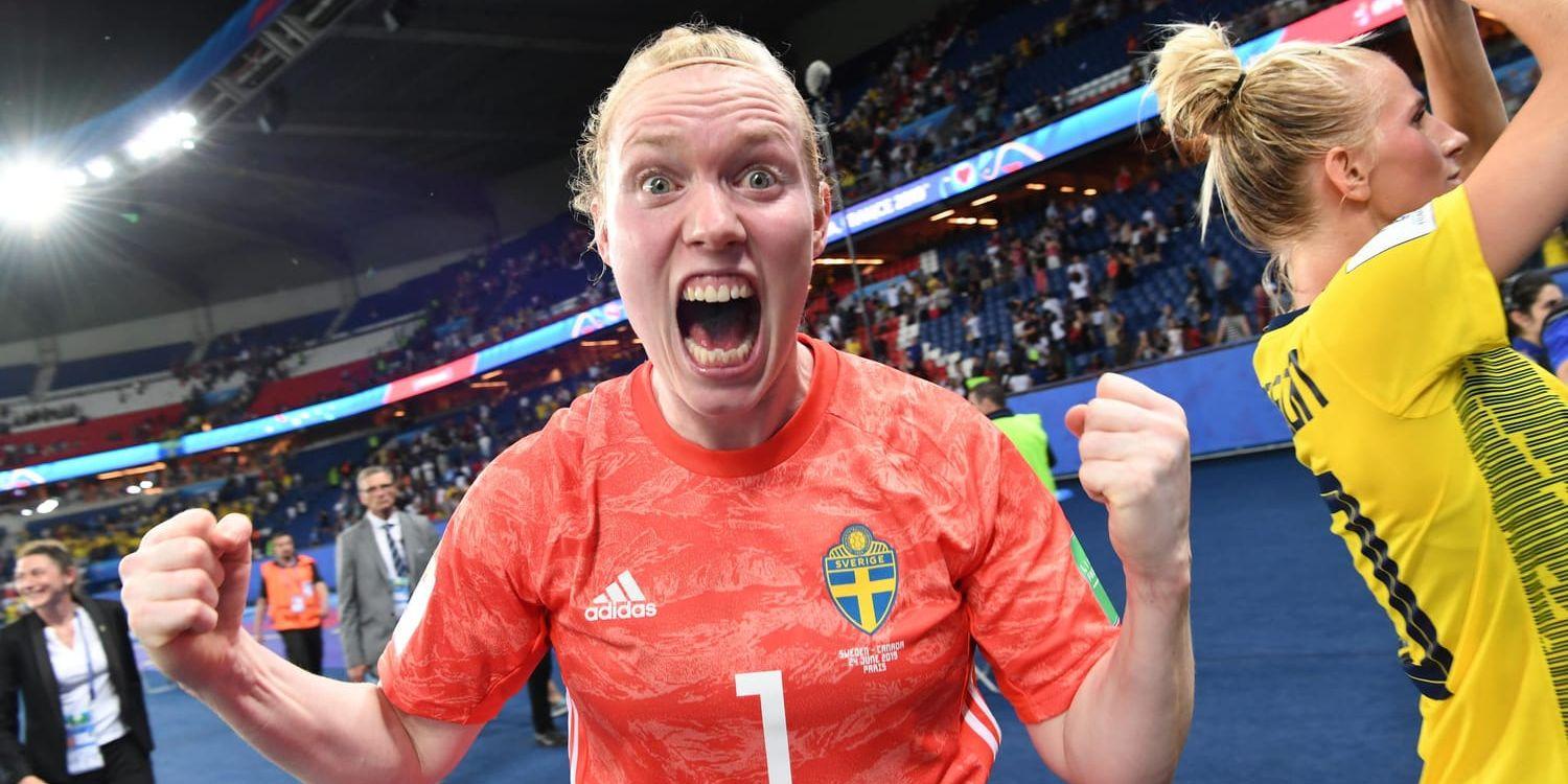 Sveriges målvakt Hedvig Lindahl jublar efter segern i åttondelsfinalen mellan Sverige och Kanada på Parc des Princes i Paris under fotbolls-VM.