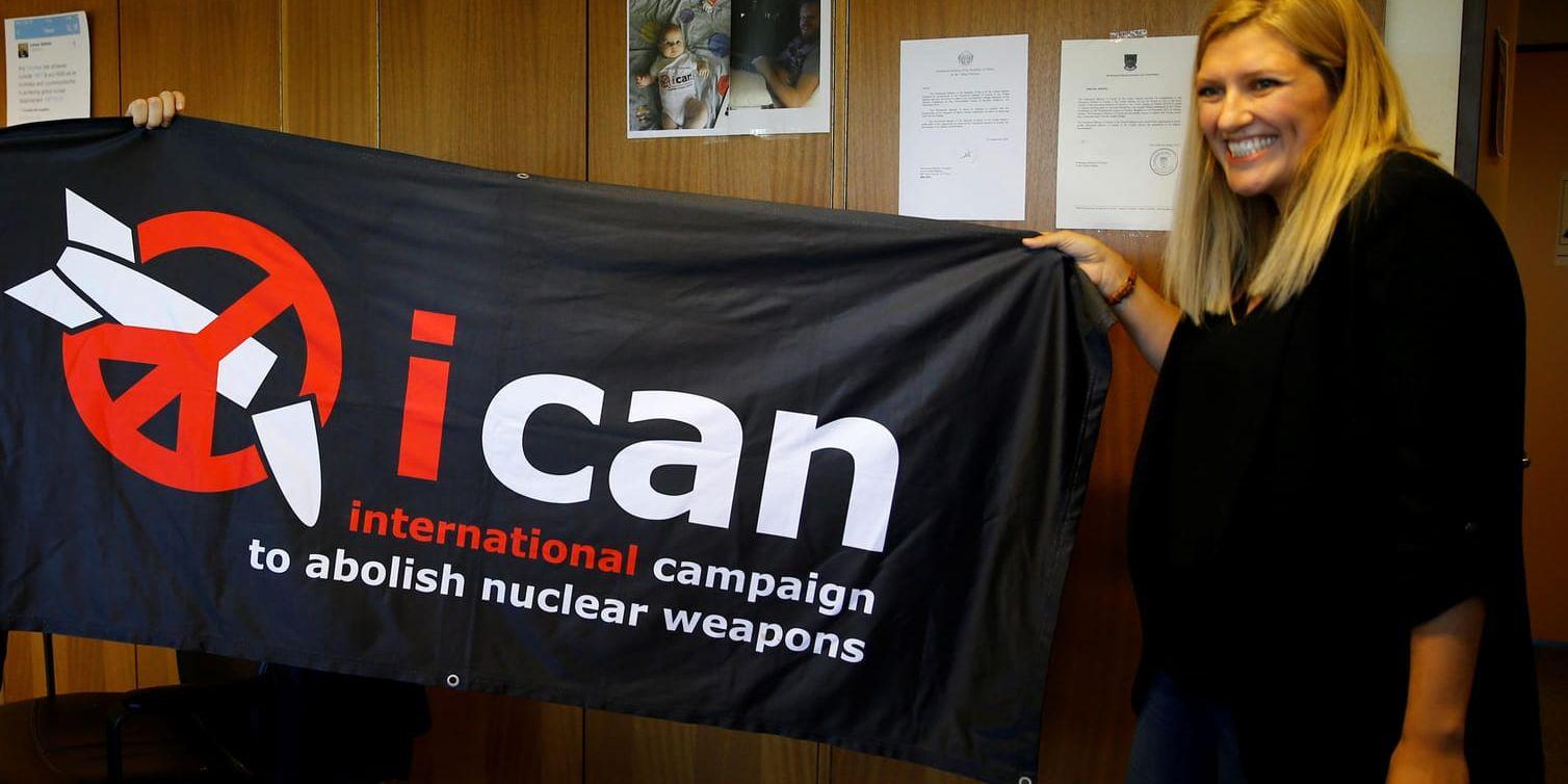 Beatrice Fihn, generaldirektör för Internationella kampanjen för att avskaffa kärnvapen, ICAN, firar i Genève efter beskedet från norska nobelkommittén.