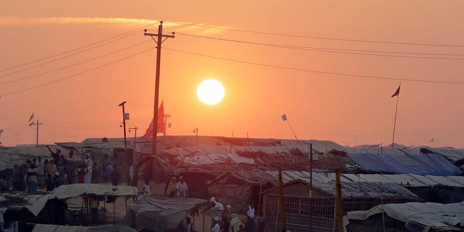 Rohingyer tar sig fram mellan tälten i flyktinglägret Kutupalong i Bangladesh. Nu finns planer att flytta flyktingar till en obebodd ö i Bengaliska viken. Arkivbild.