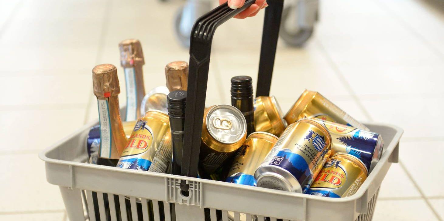 Låt butiker som är ombud för Systembolaget hålla egna lager av alkoholdrycker, föreslår Centerpartiets ledning inför Centerstämman. Arkivbild.