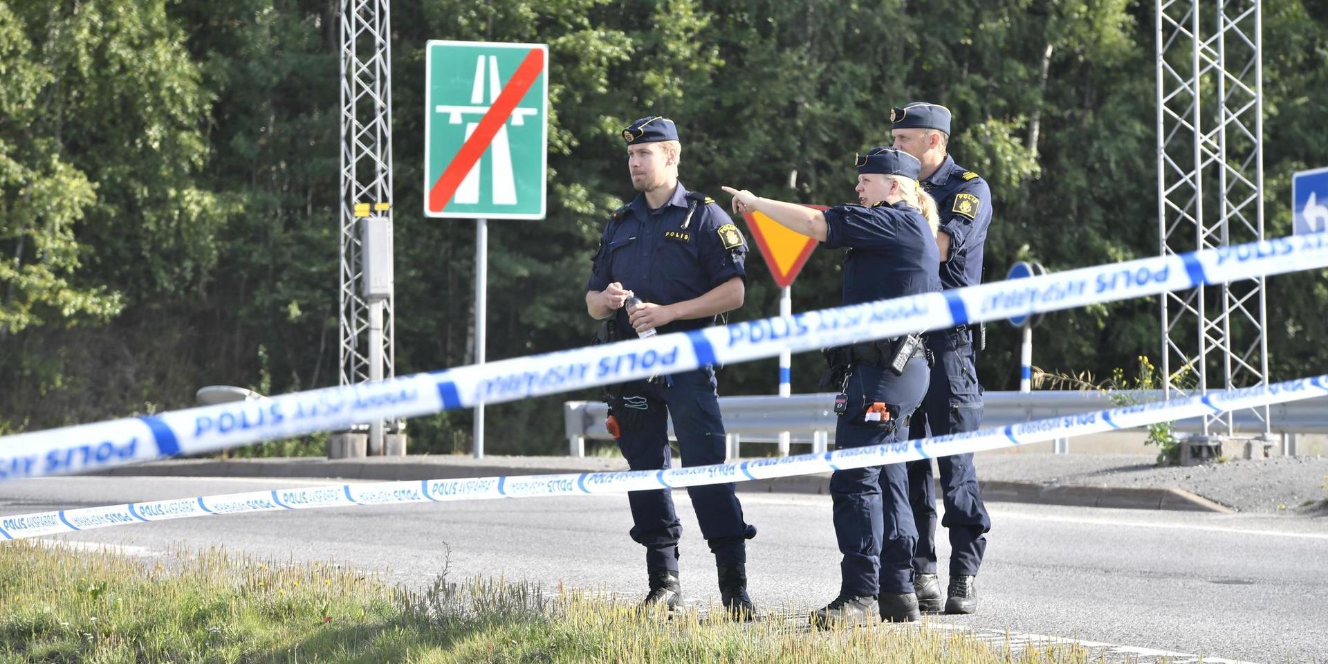 En flicka sköts ihjäl i Norsborg i Botkyrka, söder om Stockholm.