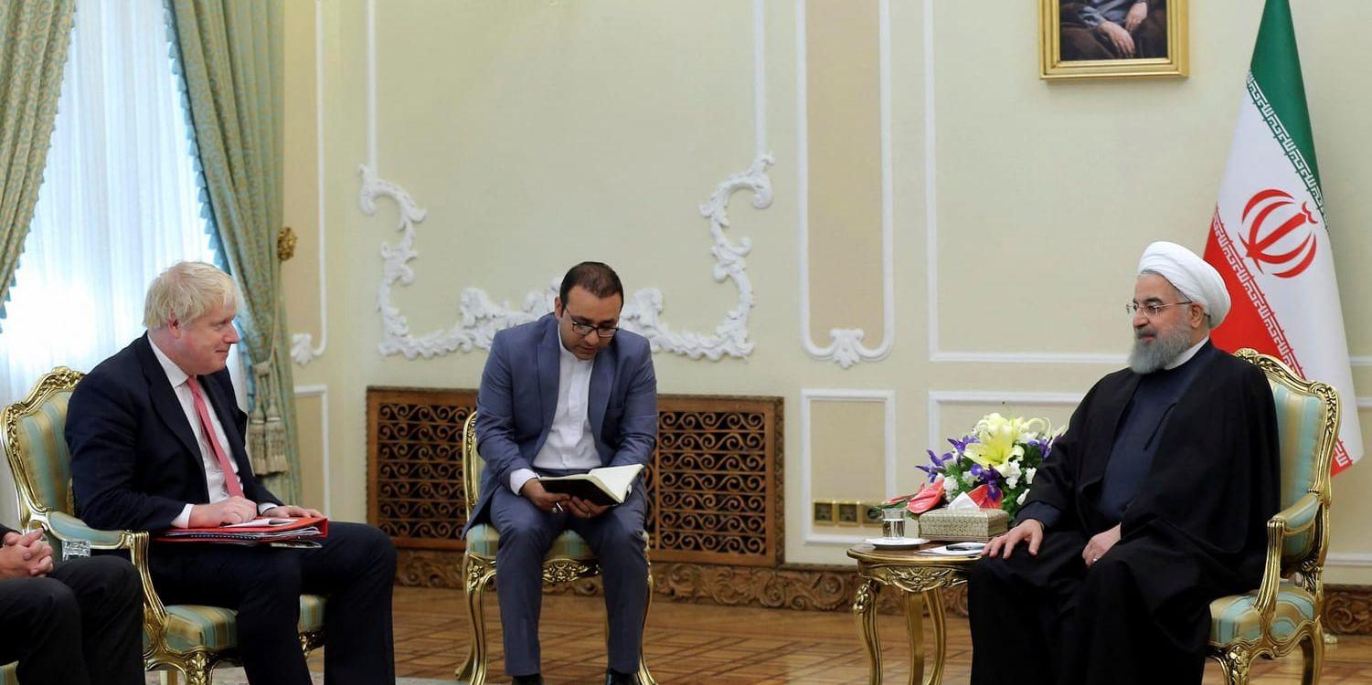 Irans president Hassan Rouhani tog på söndagen emot Storbritanniens utrikesminister Boris Johnson.