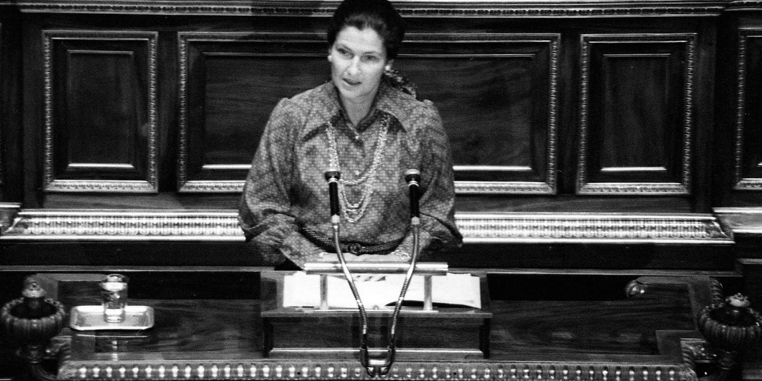 Simone Veil – då hälsominister – försvarar aborter inför nationalförsamlingen på luciadagen 1974. Arkivbild.