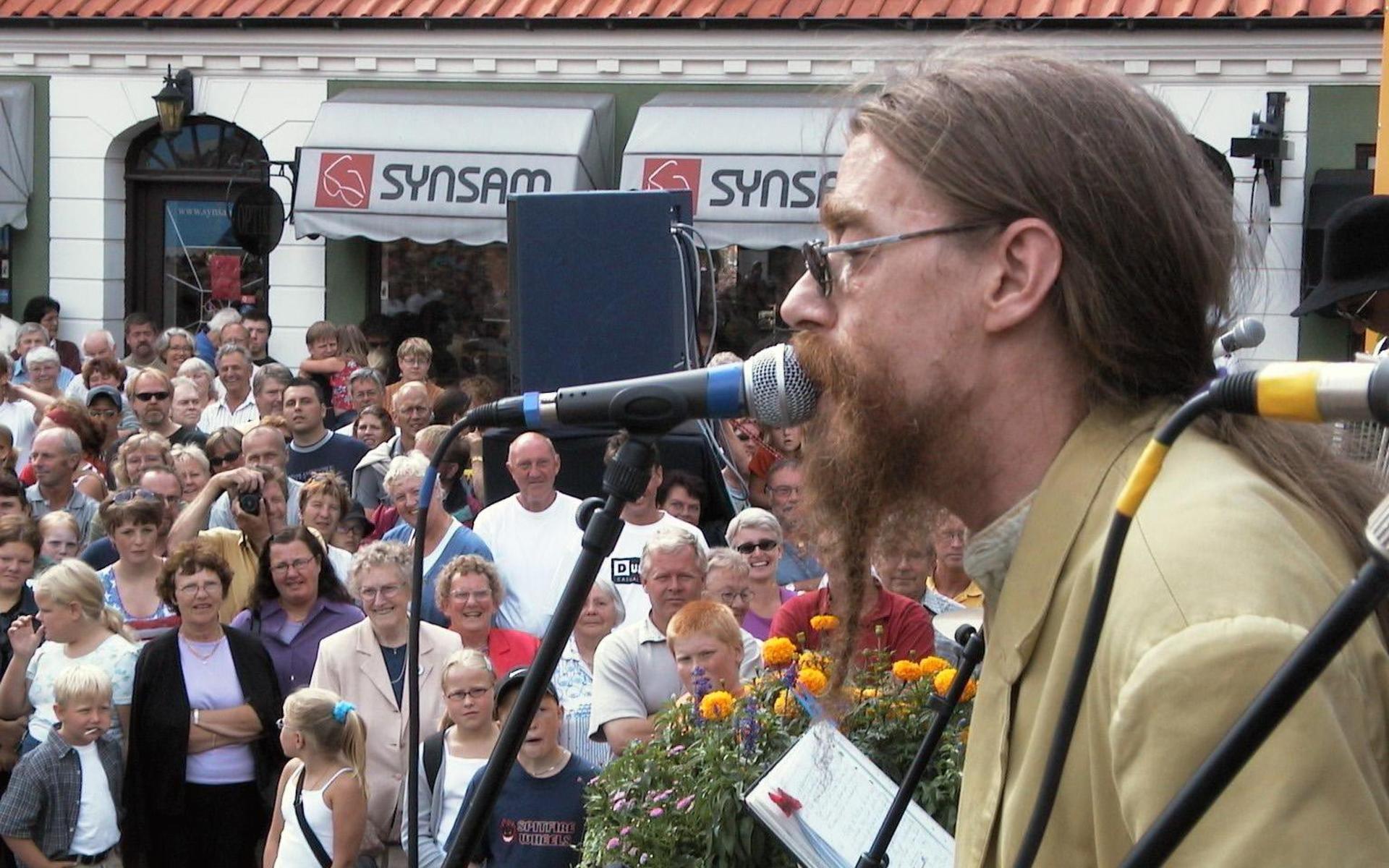 Peps Persson på scen under festivalen ”Bonden i stan”.