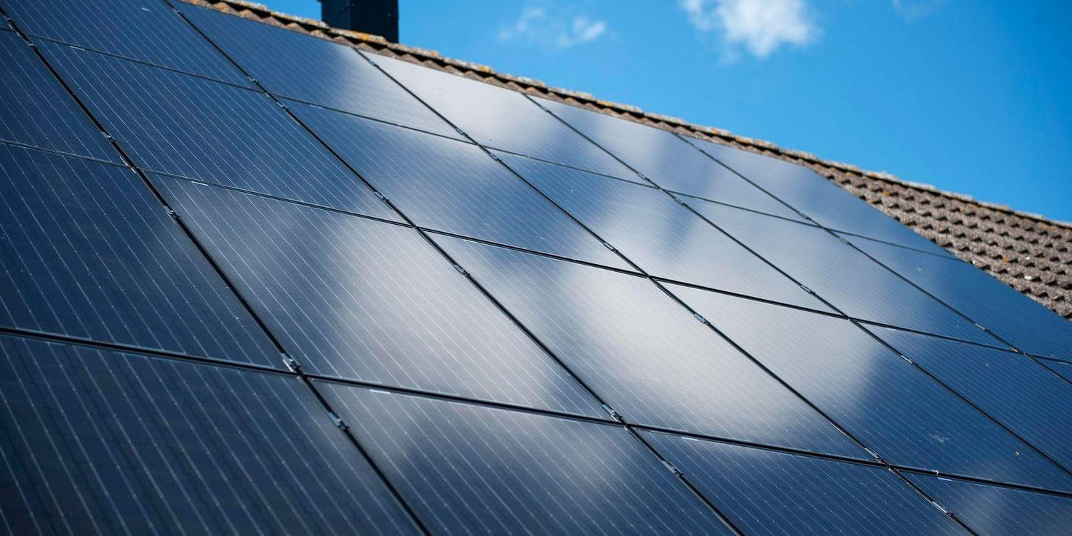 Solceller har blivit ett nytt inslag ute på svenska tak på senare år. Arkivbild.