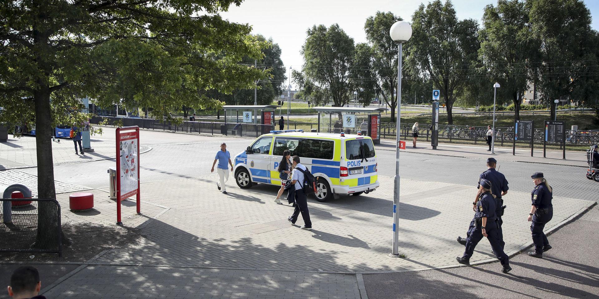 Polisen på plats vid Hjalmar Brantingsplatsen i Göteborg, morgonen efter rånet som slutade med en 18-årings död i somras.