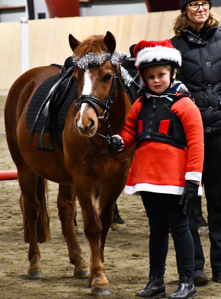 Nora Olausson och hästen Otto som blev utsedd till årets ridskolehäst.