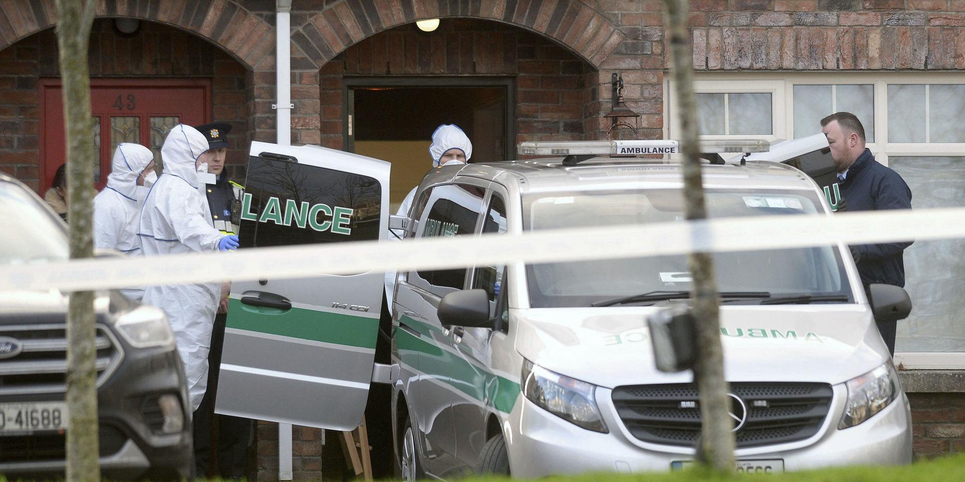 En ambulans utanför radhuset i irländska Newcastle där de döda barnen hittades. 