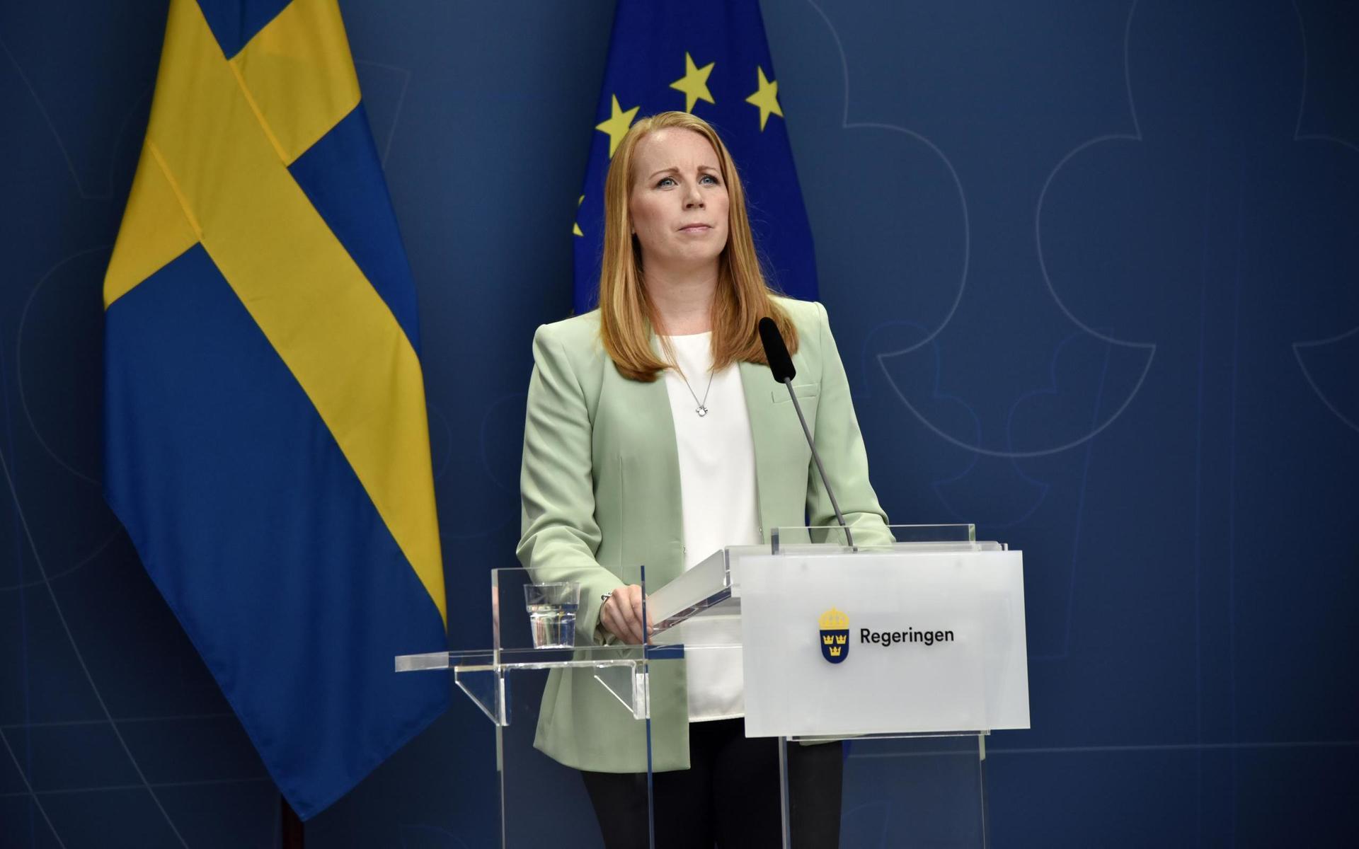 Annie Lööf och Centerpartiet har fått inviter från både vänster och höger.