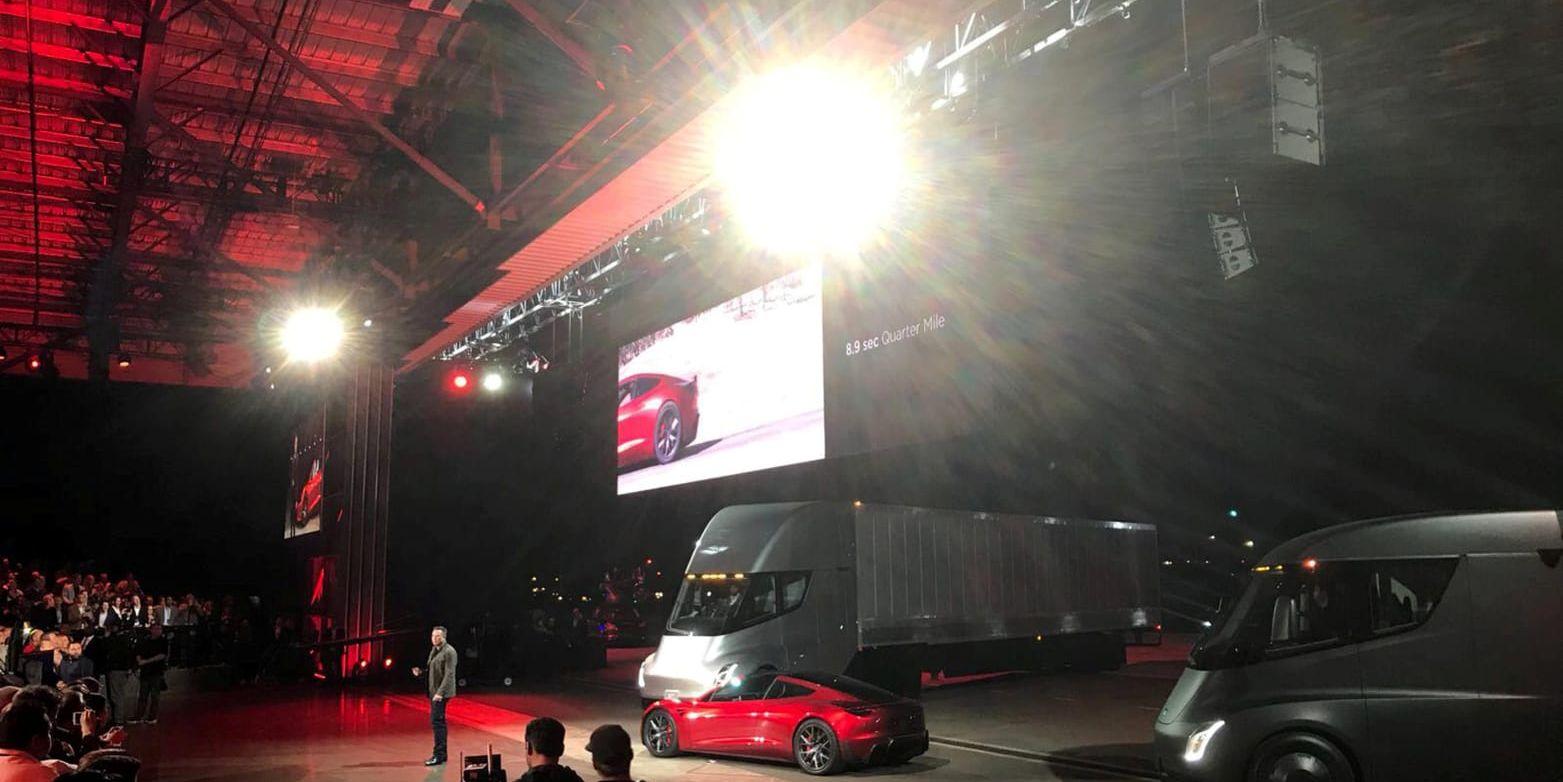 Elon Musk på scenen i Hawthorne, framför en vit och en svart Tesla Semi – och nästa Roadster.