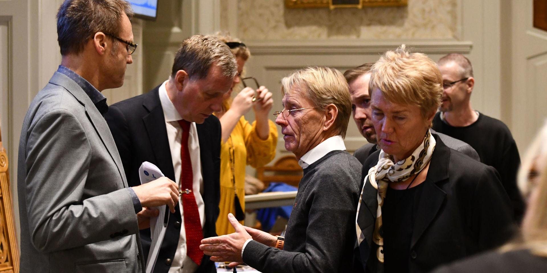 Kommunstyrelsens ordförande Kent Hansson (S) och kommunfullmäktiges ordförande Ronnie Brorsson (S) med Anders Ekström och Rose-Marie Fagerberg, Kristdemokraterna (Arkivbild). 