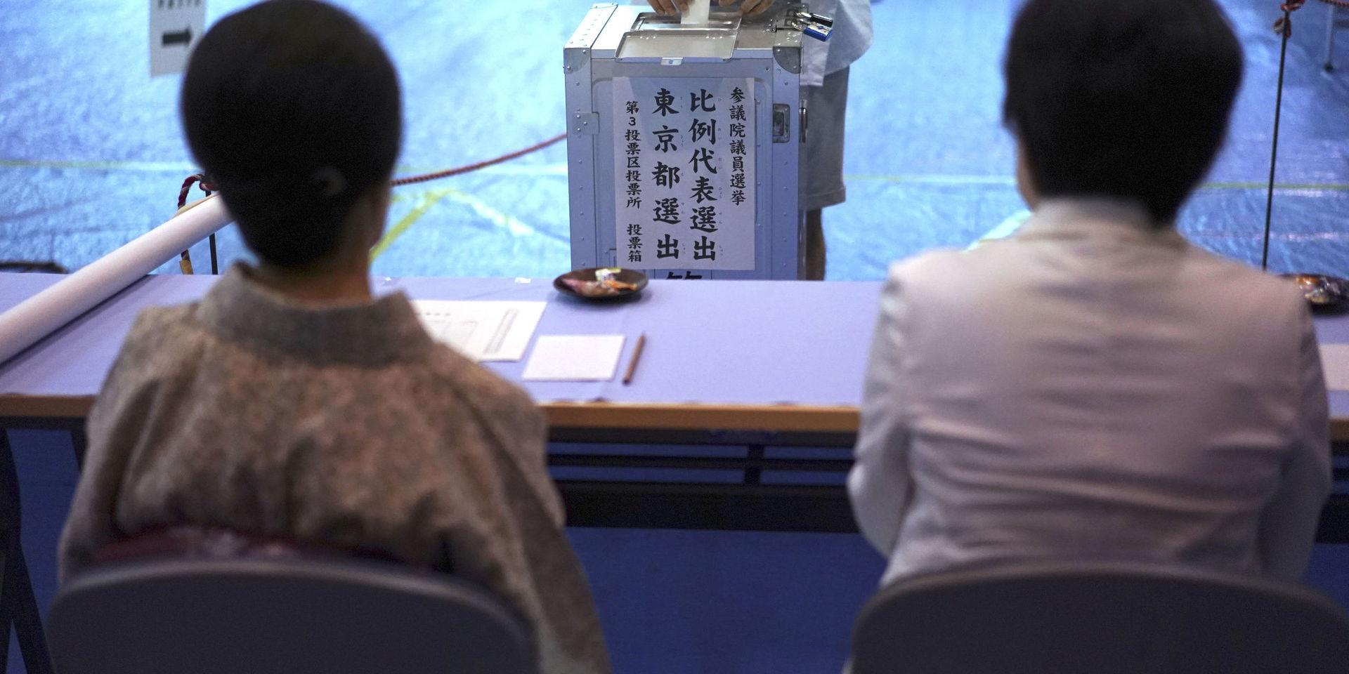 Japan håller val till överhuset. 