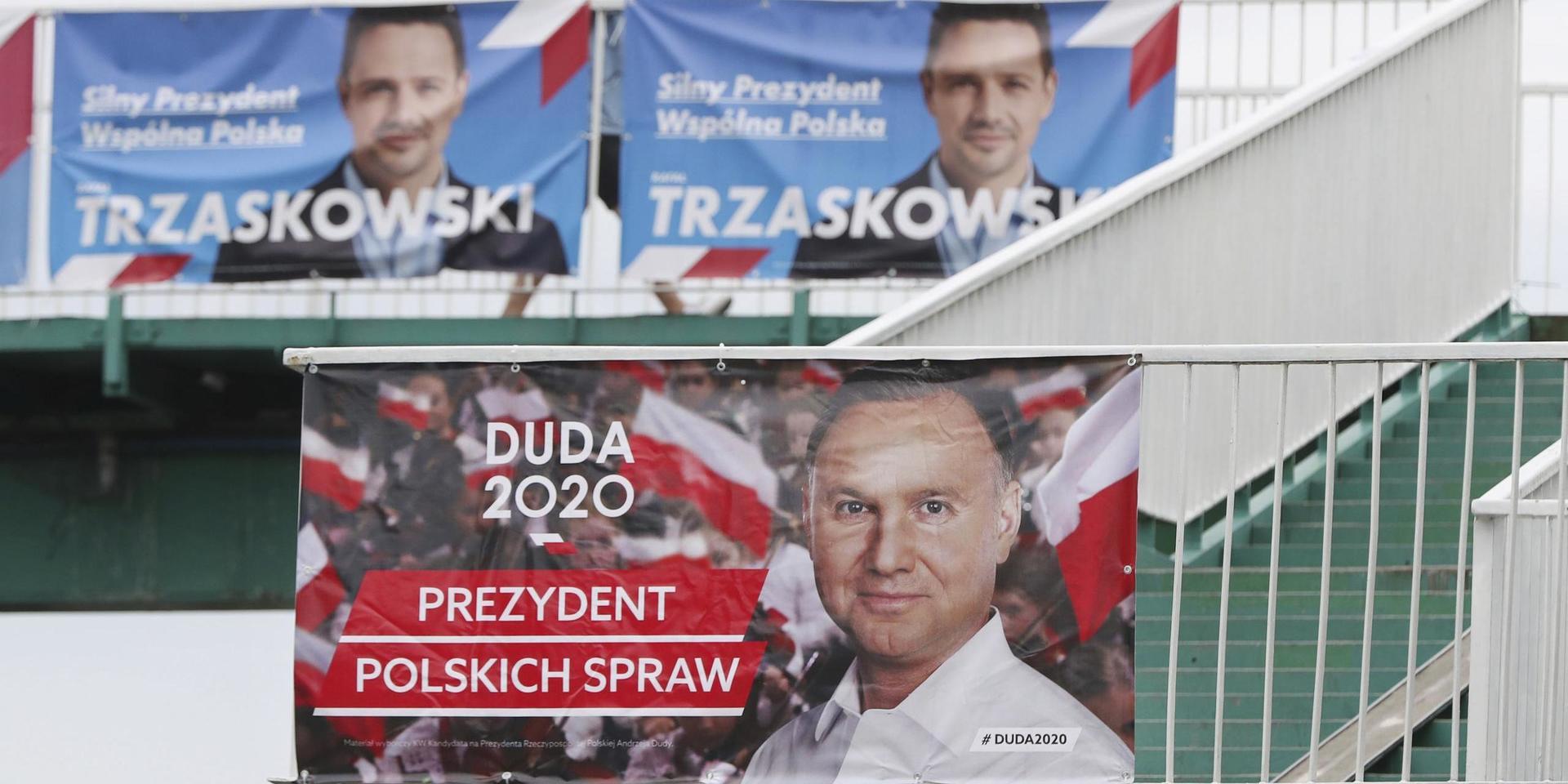 Presidentvalet i Polen står mellan sittande presidenten Andrzej Duda, på affischen längst ned, och utmanaren Rafal Trzaskowski på planscherna ovan.