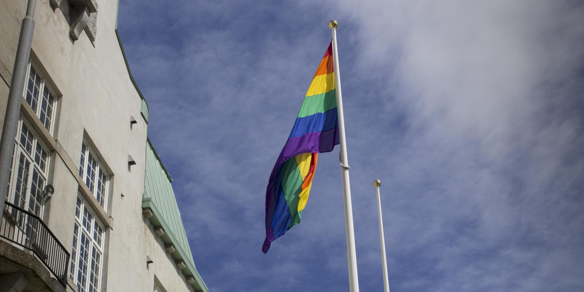 Prideflaggan hissad vid Stadshuset (arkivbild).